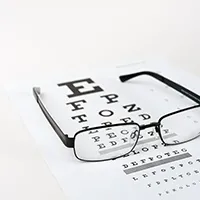 Brillen und Kontaktlinsen