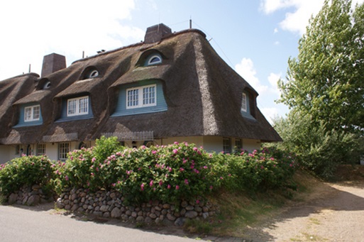 Karla Bull, Friesenhäuser auf Föhr in Nieblum - Logo